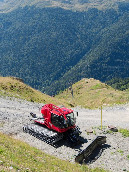 Snowcat, maskin för snöröjning, förberedelse skidspåren — Stockfoto