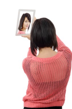 genç kadın bir tablet ile bir selfie beyaz yapar.