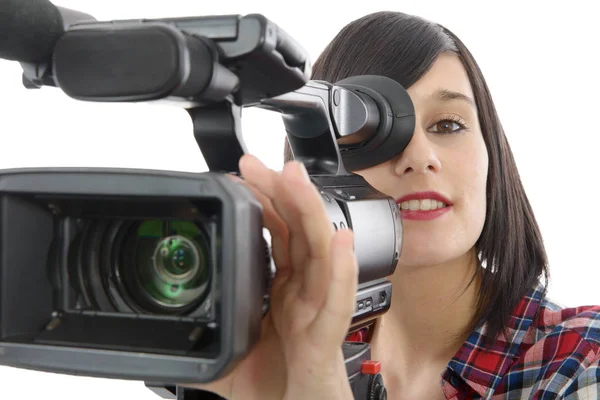 Симпатичная молодая брюнетка с профессиональной видеокамерой, на whi — стоковое фото