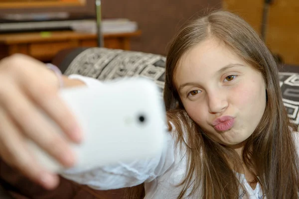 Joven adolescente en casa sofá sofá tomar selfie —  Fotos de Stock