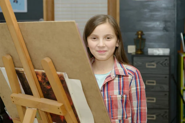 Улыбающаяся юная художница рисует — стоковое фото