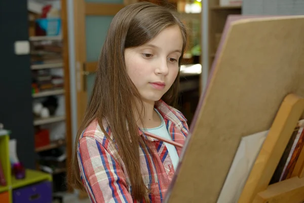 Улыбающаяся юная художница рисует — стоковое фото