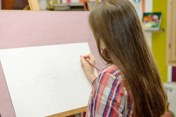 Smiling young artist girl draw — Stock Photo, Image
