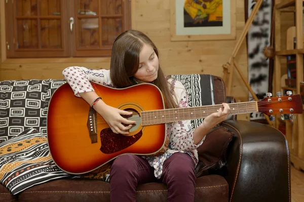 Joven chica adolescente tocando la guitarra acústica —  Fotos de Stock