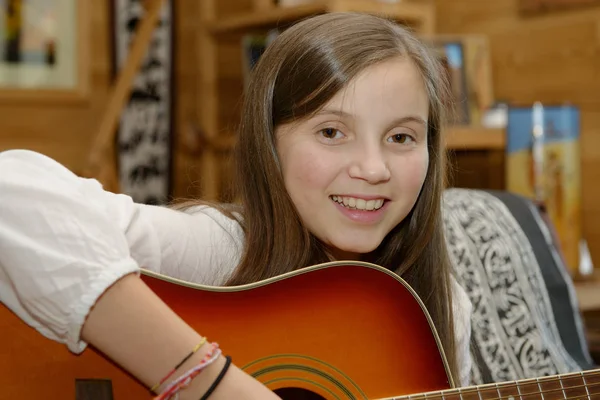 Joven chica adolescente tocando la guitarra acústica —  Fotos de Stock