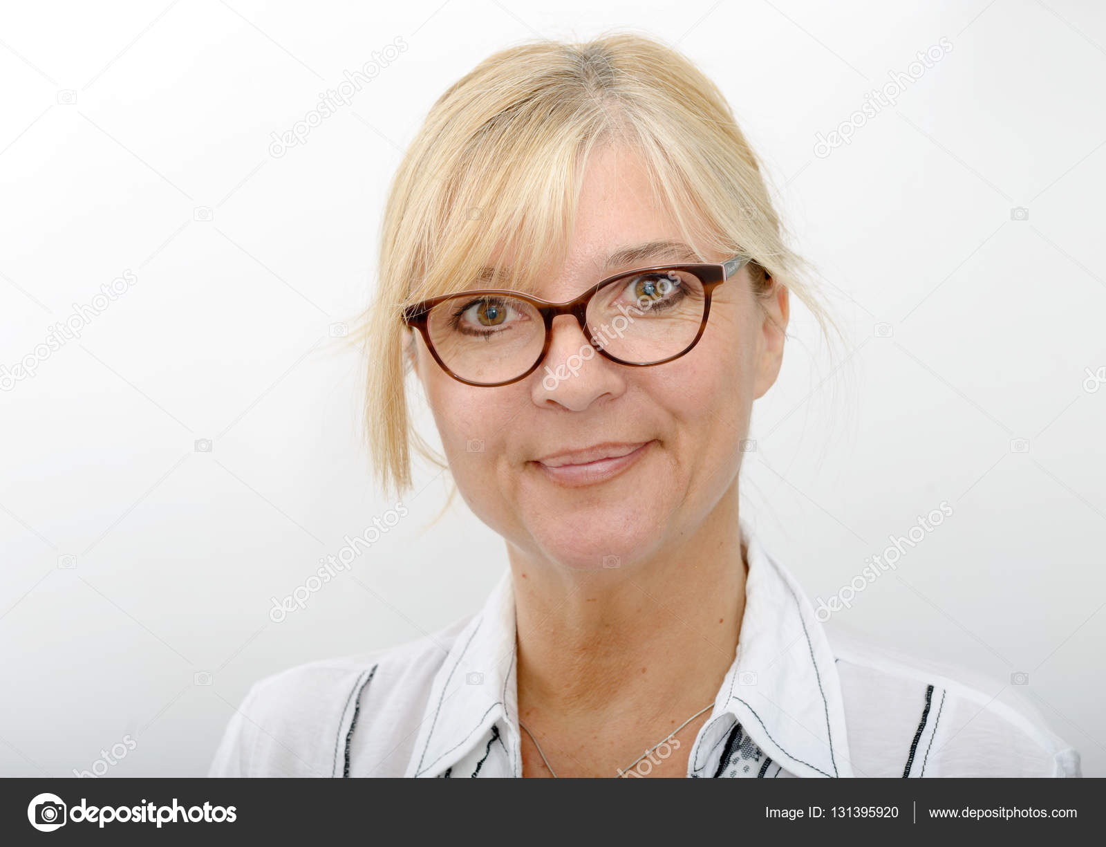 Porträt einer reifen lächelnden blonden Frau — Stockfoto © philipimage
