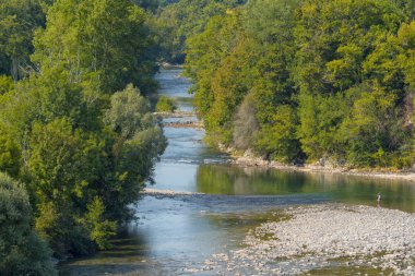 Nehir'ın güney batısında Fransa