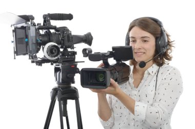 genç ve güzel kız beyaz üzerine profesyonel video kamera ile