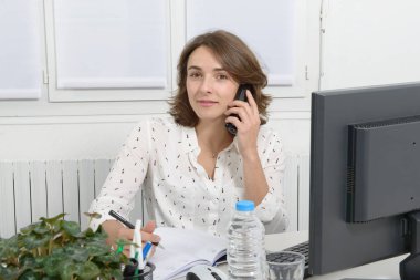 genç kadın telefon ve dolum belge üzerinde söz