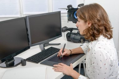 genç kadın tasarımcı grafik tablet kullanma 