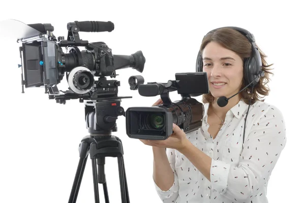 Симпатичная молодая девушка с профессиональной видеокамерой, на белом — стоковое фото
