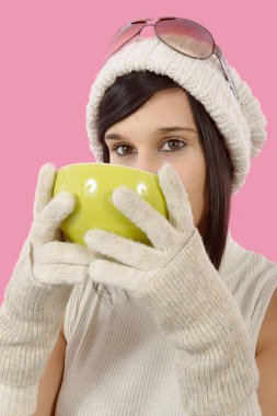 bir fincan çay ile genç ve güzel esmer kadın