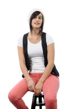 bir taburede oturan güzel kız