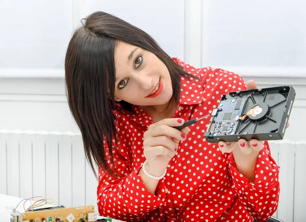 Mujer morena técnico repara un ordenador —  Fotos de Stock