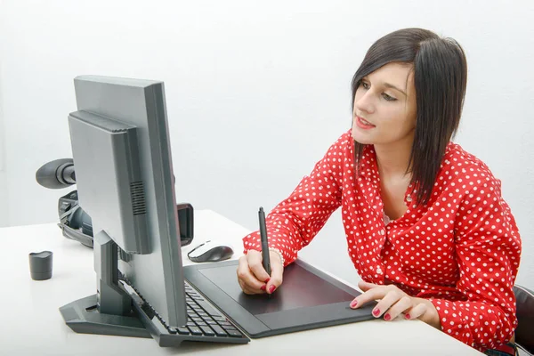 Jonge vrouwelijke ontwerper grafisch tablet gebruiken tijdens het werken met c — Stockfoto