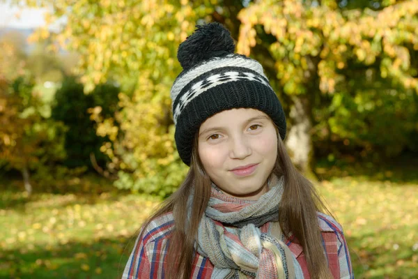 Giovane pre adolescente con un cappello invernale, all'aperto — Foto Stock