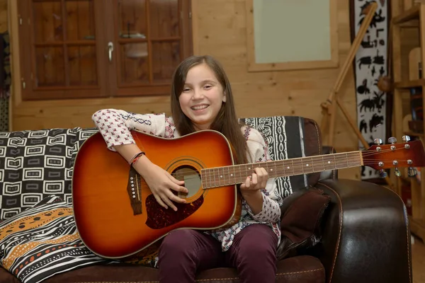 Joven chica adolescente tocando la guitarra acústica —  Fotos de Stock