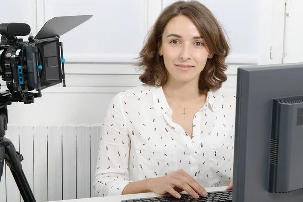 Pretty young business woman working at pc in office — Stock Photo, Image
