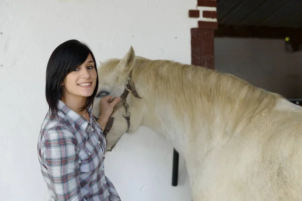 年轻漂亮的女孩和白马 — 图库照片