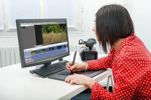 Genç kadın tasarımcı grafik tablet c ile çalışırken kullanma — Stok fotoğraf