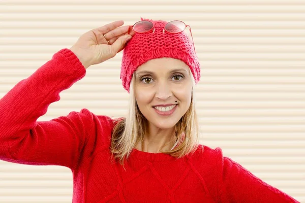 Mode femme blonde avec pull rouge — Photo