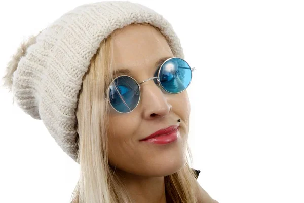 Портрет красивой женщины средних лет в солнечных очках — стоковое фото