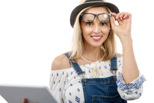 Mujer rubia de mediana edad con tableta — Foto de Stock