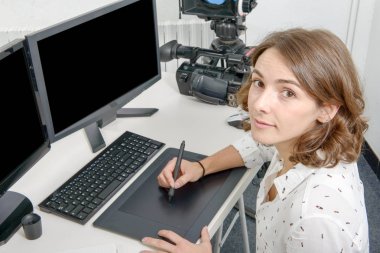 genç kadın Tasarımcısı grafik tableti kullanarak