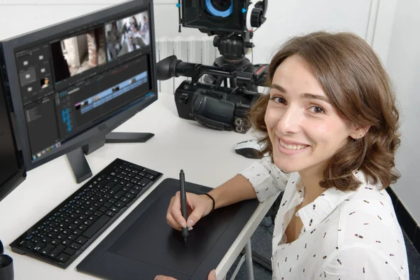 Mladá žena návrháře pomocí grafického tabletu — Stock fotografie