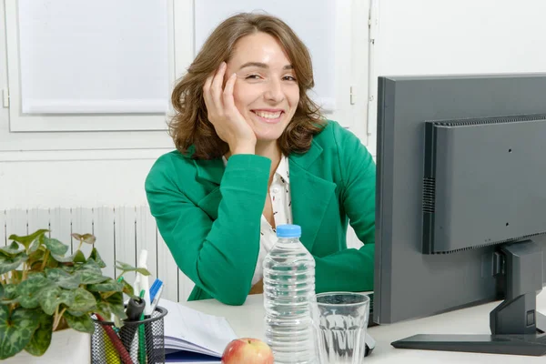 Portret van een jonge zakenvrouw met groene jas — Stockfoto