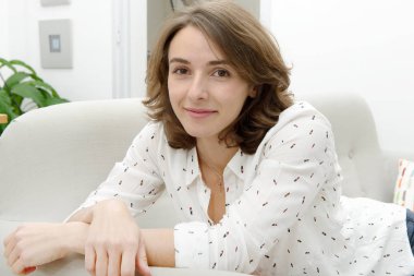 Güzel bir genç kadının portresi.