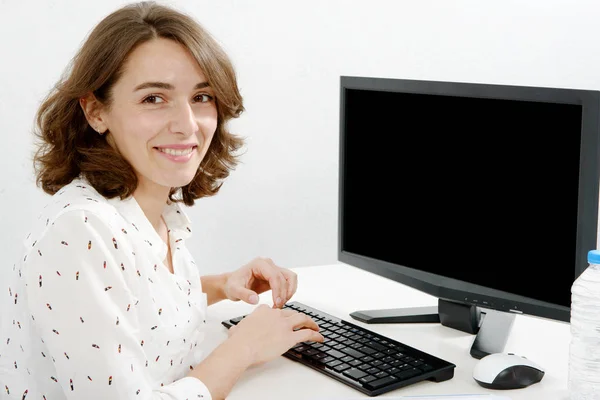 Mooie jonge zakenvrouw werken bij pc in kantoor — Stockfoto