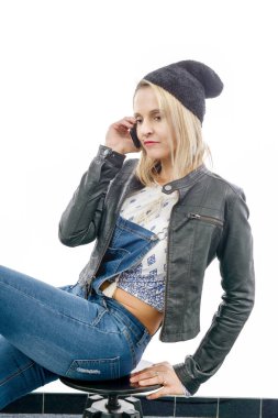  Evet genç sarışın kadınla kot tulum,