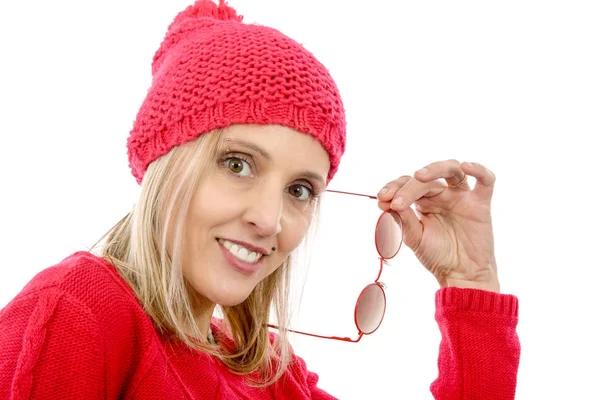 Mooie jonge blonde vrouw met een hoed rood winter — Stockfoto