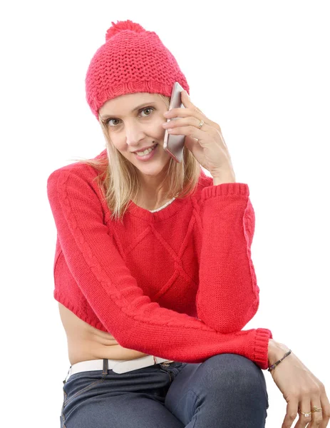 Schöne junge blonde Frau mit roter Mütze, Telefon — Stockfoto