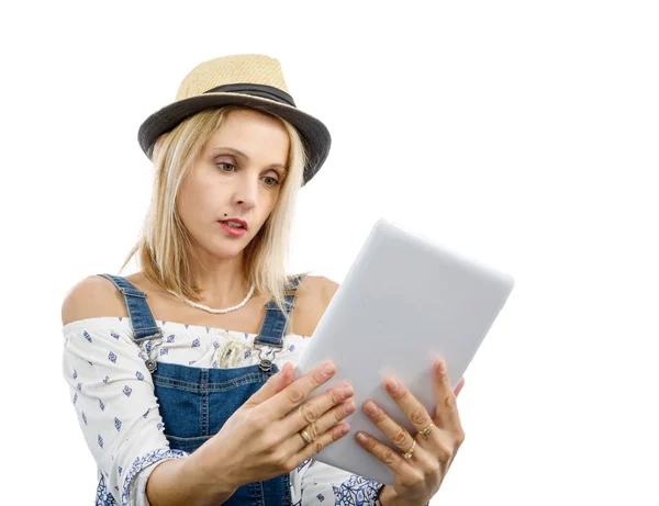 Mujer rubia de mediana edad con tableta — Foto de Stock