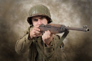 Amerikalı bir asker ww2 saldırı
