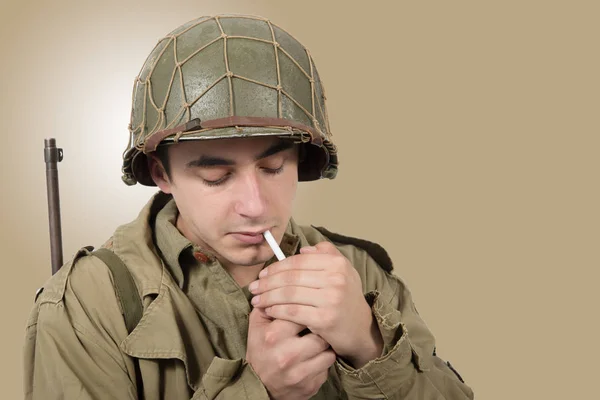 Jovem soldado americano fuma cigarro, segunda guerra mundial — Fotografia de Stock