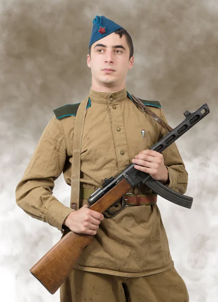 Νεαρού σοβιετικού στρατιώτη με πολυβόλο, ww2 — Φωτογραφία Αρχείου