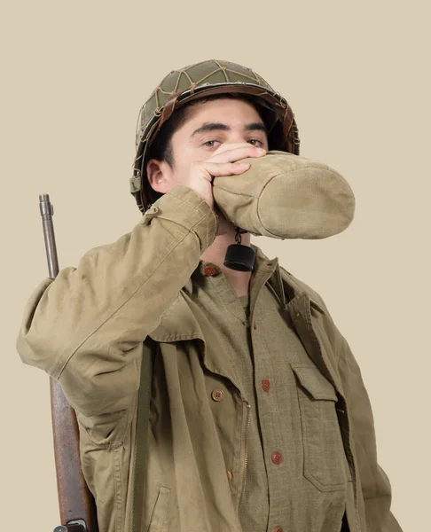 Young American soldier drink water in his can — Stock Photo, Image