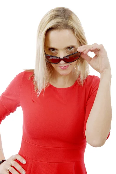 Frau mittleren Alters in rotem Kleid und Sonnenbrille — Stockfoto