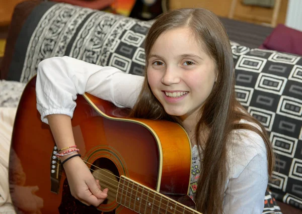 Joven chica adolescente tocando la guitarra acústica —  Fotos de Stock