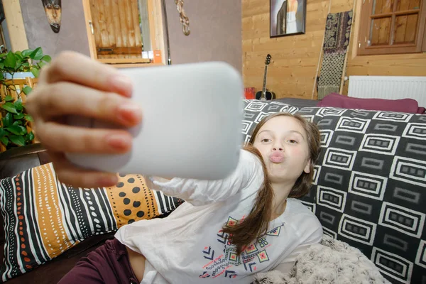 Młoda dziewczyna nastolatek w domu sofa kanapa biorąc selfie — Zdjęcie stockowe