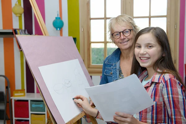 先生の描く若い十代の少女 — ストック写真