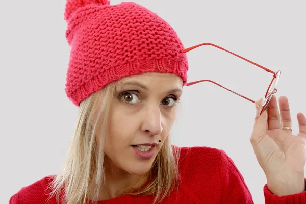 Hermosa joven rubia con un sombrero de invierno rojo — Foto de Stock
