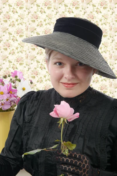 Jeune femme en costume vintage années 1900 — Photo