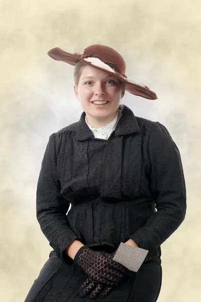 Mujer joven en traje vintage 1900 — Foto de Stock