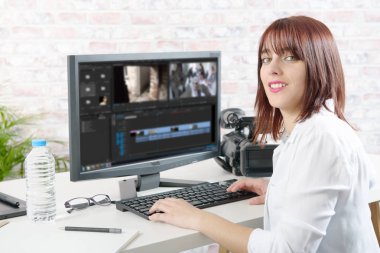 genç kadın Tasarımcısı video düzenleme için bilgisayar kullanarak