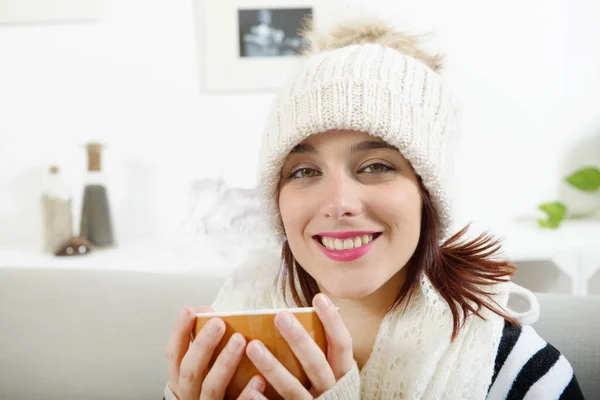 Mujer joven con una taza de té — Foto de Stock
