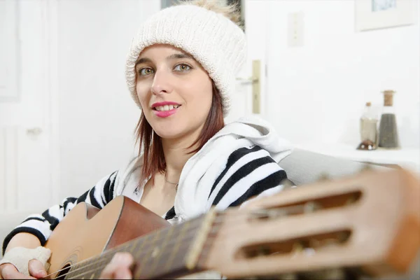 Hermosa joven tocando la guitarra acústica —  Fotos de Stock